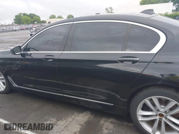 2018 BMW 7 Series 750i z VIN WBA7F0C59JGM23945, wystawiony jako IAAI lot #42236737 z przebiegiem 65 576 mil mil oraz . Historia ofert i sprzedaży dostępna na DreamBid. Obrazek 14.