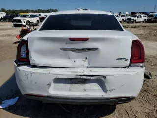 2019 Chrysler 300 S z VIN 2C3CCABG1KH654061, wystawiony jako Copart lot #47137005 z przebiegiem 109 896 mil mil oraz Szkoda całkowita • Salvage title. Historia ofert i sprzedaży dostępna na DreamBid. Obrazek 6.