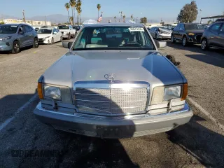 1987 Mercedes-Benz 420 420SEL with VIN WDBCA35D0HA307700, listed as a Copart auction lot 46875455 with 117,272 mi miles and Clean Title. Bid and sale history available at carsss.com. Image 5.