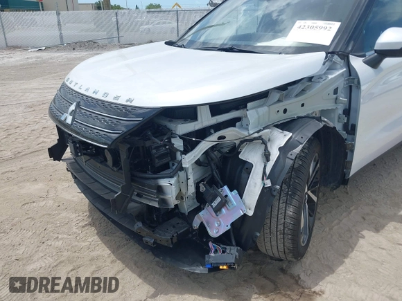 2024 Mitsubishi Outlander SE z VIN JA4J3VA83RZ082399, wystawiony jako IAAI lot #42305992 z przebiegiem 11 622 mil mil oraz . Historia ofert i sprzedaży dostępna na DreamBid. Obrazek 6.