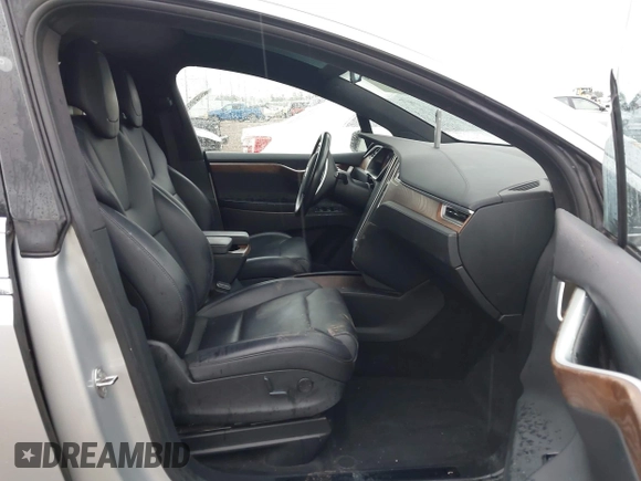2017 Tesla Model X 90D z VIN 5YJXCDE23HF067843, wystawiony jako IAAI lot #42347649 z przebiegiem Nie podano mil oraz . Historia ofert i sprzedaży dostępna na DreamBid. Obrazek 5.