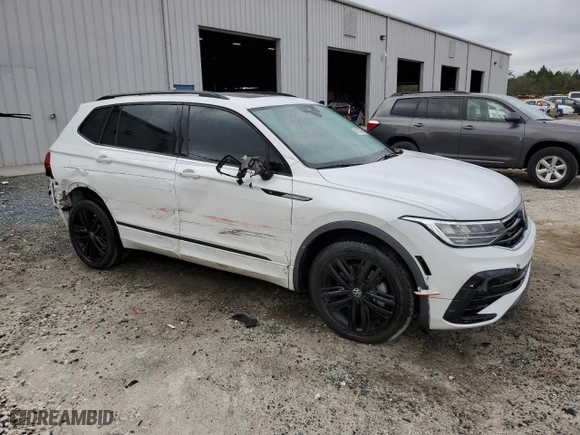 2022 Volkswagen Tiguan SE R-Line Black with VIN 3VVCB7AX4NM157094, listed as a Copart auction lot 43133995 with 17,124 mi miles and Salvage Title. Bid and sale history available at carsss.com. Image 4.