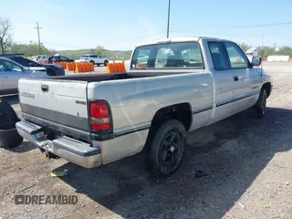 1996 Dodge 1500 z VIN 3B7HC13Y3TG157426, wystawiony jako IAAI lot #42007340 z przebiegiem 138 351 mil mil oraz . Historia ofert i sprzedaży dostępna na DreamBid. Obrazek 4.