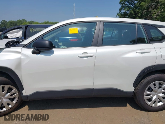 2024 Toyota Corolla Cross L z VIN 7MUAAAAG3RV093387, wystawiony jako IAAI lot #42406766 z przebiegiem 13 598 mil mil oraz . Historia ofert i sprzedaży dostępna na DreamBid. Obrazek 14.