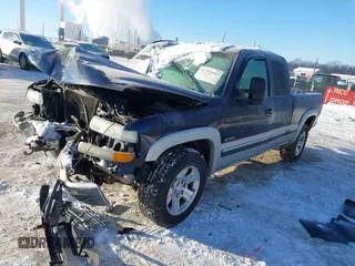 2000 Chevrolet Silverado 1500 LS with VIN 2GCEK19T2Y1333156, listed as a IAAI auction lot 41292603 with 204,886 mi miles. Bid and sale history available at carsss.com. Image 2.