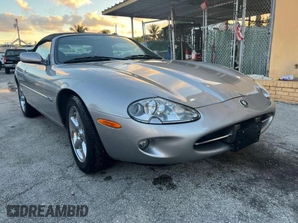 1999 Jaguar XK z VIN SAJGX204XXC041660, wystawiony jako Copart lot #88755785 z przebiegiem 70 091 mil mil oraz Tytuł czysty. Historia ofert i sprzedaży dostępna na DreamBid. Obrazek 1.