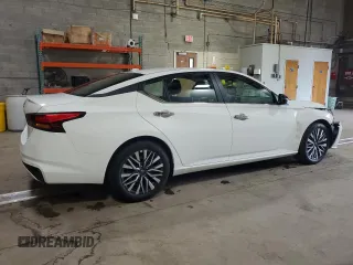 2025 Nissan Altima SV z VIN 1N4BL4DV2SN393878, wystawiony jako Copart lot #60689475 z przebiegiem 1 803 mil mil oraz Czysty tytuł • Clean title. Historia ofert i sprzedaży dostępna na DreamBid. Obrazek 3.