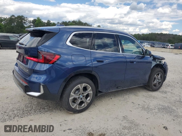 2025 BMW X1 xDrive28i z VIN WBX73EF03S5229226, wystawiony jako Copart lot #55457965 z przebiegiem 2490 mil mil oraz Tytuł czysty. Historia ofert i sprzedaży dostępna na DreamBid. Obrazek 3.