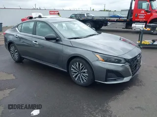 2025 Nissan Altima SV z VIN 1N4BL4DV5SN381613, wystawiony jako IAAI lot #42328079 z przebiegiem 1 434 mil mil oraz . Historia ofert i sprzedaży dostępna na DreamBid. Obrazek 1.