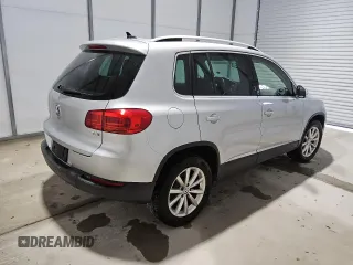 2017 Volkswagen Tiguan Wolfsburg Edition z VIN WVGRV7AXXHW502712, wystawiony jako Copart lot #60052095 z przebiegiem 85 821 mil mil oraz Czysty tytuł • Clean title. Historia ofert i sprzedaży dostępna na DreamBid. Obrazek 3.