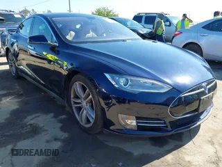 2013 Tesla Model S z VIN 5YJSA1CNXDFP28192, wystawiony jako IAAI lot #42227521 z przebiegiem 60 967 mil mil oraz . Historia ofert i sprzedaży dostępna na DreamBid. Obrazek 1.