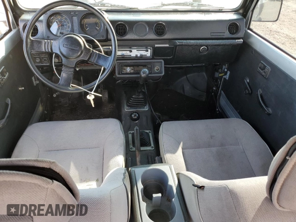 1987 Suzuki Samurai z VIN JS3JC51C3H4186141, wystawiony jako Copart lot #72551804 z przebiegiem 525 030 mil mil oraz Szkoda całkowita • Salvage title. Historia ofert i sprzedaży dostępna na DreamBid. Obrazek 8.