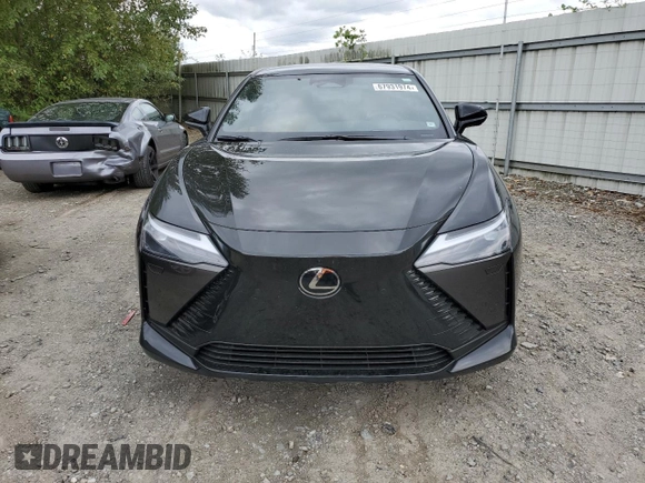 2023 Lexus RZ 450e Premium z VIN JTJAAAAB9PA019798, wystawiony jako Copart lot #67931974 z przebiegiem 3 947 mil mil oraz Szkoda całkowita • Salvage title. Historia ofert i sprzedaży dostępna na DreamBid. Obrazek 5.