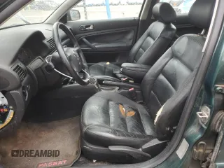 2000 Volkswagen Passat z VIN WVWMA23B5YP299351, wystawiony jako Copart lot #44905385 z przebiegiem 186 402 mil mil oraz Czysty tytuł • Clean title. Historia ofert i sprzedaży dostępna na DreamBid. Obrazek 7.