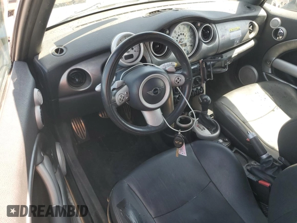 2007 MINI Convertible S z VIN WMWRH33577TL94482, wystawiony jako Copart lot #55502015 z przebiegiem 118 957 mil mil oraz Szkoda całkowita • Salvage title. Historia ofert i sprzedaży dostępna na DreamBid. Obrazek 8.