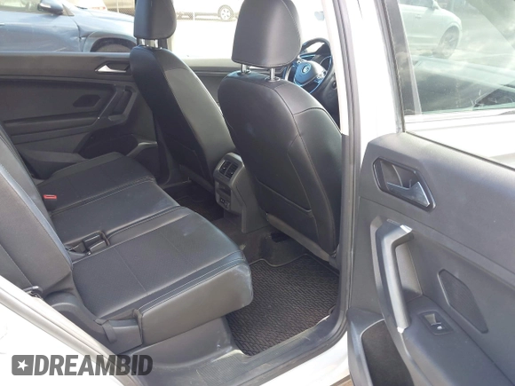 2018 Volkswagen Tiguan SEL z VIN 3VV3B7AX7JM126402, wystawiony jako IAAI lot #42046690 z przebiegiem 54 790 mil mil oraz . Historia ofert i sprzedaży dostępna na DreamBid. Obrazek 8.