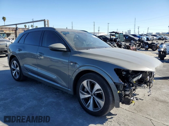 2024 Audi Q8 e-tron Premium z VIN WA14AAGE4RB012976, wystawiony jako Copart lot #46000915 z przebiegiem 42 333 mil mil oraz Szkoda całkowita • Salvage title. Historia ofert i sprzedaży dostępna na DreamBid. Obrazek 4.