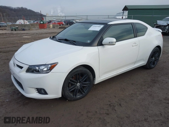 2011 Scion tC z VIN JTKJF5C75B3017346, wystawiony jako IAAI lot #41683984 z przebiegiem 109 342 mil mil oraz . Historia ofert i sprzedaży dostępna na DreamBid. Obrazek 2.