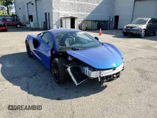 2023 McLaren Artura z VIN SBM16AEA9PW001592, wystawiony jako Copart lot #50613595 z przebiegiem 2956 mil mil oraz Szkody całkowita. Historia ofert i sprzedaży dostępna na DreamBid. Obrazek 12.