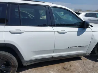 2023 Jeep Grand Cherokee Laredo z VIN 1C4RJHAG2PC538934, wystawiony jako IAAI lot #41902861 z przebiegiem 31 664 mil mil oraz . Historia ofert i sprzedaży dostępna na DreamBid. Obrazek 14.