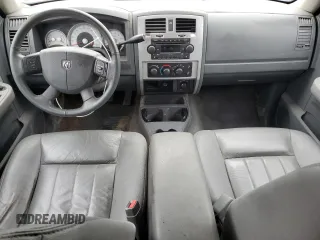 2005 Dodge Dakota Laramie z VIN 1D7HW58N95S200293, wystawiony jako Copart lot #56053075 z przebiegiem 104 769 mil mil oraz Szkody całkowita. Historia ofert i sprzedaży dostępna na DreamBid. Obrazek 8.