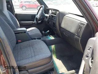 2000 Jeep Cherokee z VIN 1J4FF48S7YL129654, wystawiony jako IAAI lot #42201026 z przebiegiem 272 922 mil mil oraz . Historia ofert i sprzedaży dostępna na DreamBid. Obrazek 5.