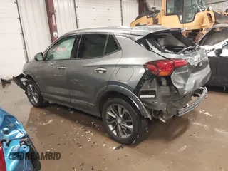 2021 Buick Encore GX Essence z VIN KL4MMGSL6MB099255, wystawiony jako IAAI lot #41613101 z przebiegiem 4 186 mil mil oraz . Historia ofert i sprzedaży dostępna na DreamBid. Obrazek 3.