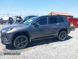 2021 Toyota RAV4 Hybrid XSE z VIN 4T3E6RFV4MU058397, wystawiony jako IAAI lot #42060980 z przebiegiem 236 612 mil mil oraz . Historia ofert i sprzedaży dostępna na DreamBid. Obrazek 14.