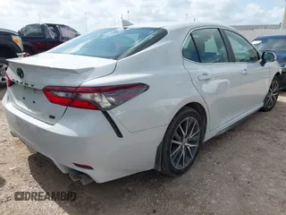 2023 Toyota Camry SE z VIN 4T1T11AK1PU159799, wystawiony jako IAAI lot #42517586 z przebiegiem 51 245 mil mil oraz . Historia ofert i sprzedaży dostępna na DreamBid. Obrazek 4.