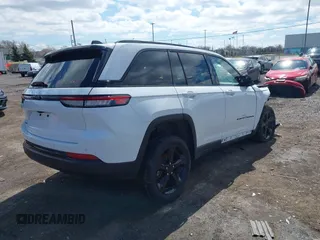 2023 Jeep Grand Cherokee Laredo z VIN 1C4RJHAG9PC640845, wystawiony jako IAAI lot #41991471 z przebiegiem 48 653 mil mil oraz . Historia ofert i sprzedaży dostępna na DreamBid. Obrazek 4.
