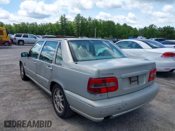 2000 Volvo S70 с VIN YV1LS56D5Y2661189, выставлен на аукционе IAAI как лот 42362551 с пробегом 197 541 миль миль и . История ставок и продаж доступна на DreamBid. Изображение 3.