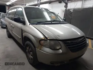 2005 Chrysler Town & Country Touring with VIN 2C4GP54L55R542526, listed as a IAAI auction lot 41877551 with 231,364 mi miles. Bid and sale history available at carsss.com. Image 1.