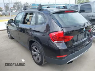 2015 BMW X1 sDrive28i z VIN WBAVM1C52FVW56961, wystawiony jako IAAI lot #42053931 z przebiegiem 97 648 mil mil oraz . Historia ofert i sprzedaży dostępna na DreamBid. Obrazek 3.