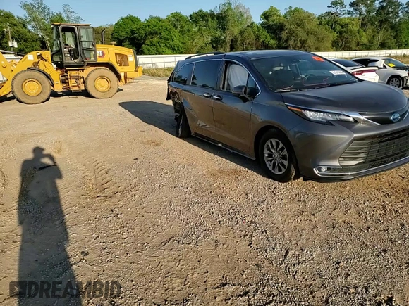 2022 Toyota Sienna XLE with VIN 5TDYRKEC6NS090587, listed as a Copart auction lot 51819805 with Not Provided miles and Salvage Title. Bid and sale history available at DreamBid. Image 11.