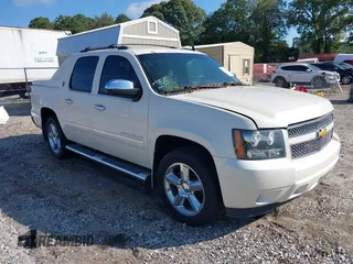 2013 Chevrolet Avalanche LTZ with VIN 3GNTKGE73DG377940, listed as a IAAI auction lot 40379669 with 91,815 mi miles. Bid and sale history available at carsss.com. Image 1.