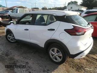 2022 Nissan Kicks S z VIN 3N1CP5BV7NL522054, wystawiony jako IAAI lot #42445264 z przebiegiem 42 648 mil mil oraz . Historia ofert i sprzedaży dostępna na DreamBid. Obrazek 3.