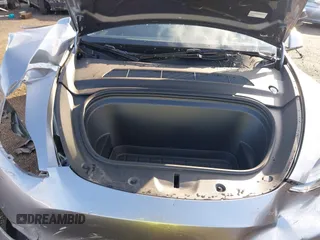 2024 Tesla Model Y Long Range z VIN 7SAYGDEE7RA300756, wystawiony jako IAAI lot #41922910 z przebiegiem 4 262 mil mil oraz . Historia ofert i sprzedaży dostępna na DreamBid. Obrazek 10.