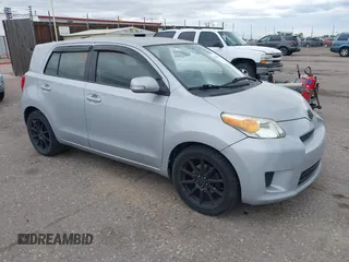 2008 Scion xD z VIN JTKKU10478J026048, wystawiony jako IAAI lot #42303395 z przebiegiem 145 482 mil mil oraz . Historia ofert i sprzedaży dostępna na DreamBid. Obrazek 1.