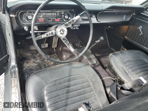 1965 Ford Mustang z VIN 5F07D164390, wystawiony jako Copart lot #81751974 z przebiegiem 701 957 mil mil oraz Szkoda całkowita • Salvage title. Historia ofert i sprzedaży dostępna na DreamBid. Obrazek 8.