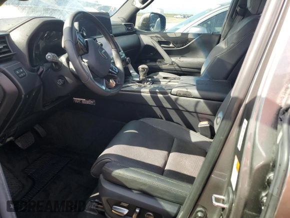 2023 Lexus LX 600 Luxury z VIN JTJGB7CX9P4029541, wystawiony jako Copart lot #73726264 z przebiegiem Nie podano mil oraz Nie do naprawy • Non repairable. Historia ofert i sprzedaży dostępna na DreamBid. Obrazek 7.