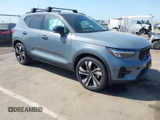 2023 Volvo XC40 Ultimate Dark Theme z VIN YV4L12UX9P2060819, wystawiony jako IAAI lot #42101069 z przebiegiem 24 171 mil mil oraz . Historia ofert i sprzedaży dostępna na DreamBid. Obrazek 1.
