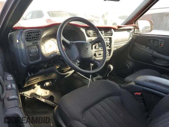 2004 Chevrolet Blazer LS z VIN 1GNCT18X34K141674, wystawiony jako Copart lot #85500954 z przebiegiem Nie podano mil oraz Czysty tytuł • Clean title. Historia ofert i sprzedaży dostępna na DreamBid. Obrazek 8.