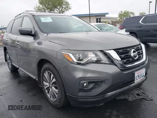 2018 Nissan Pathfinder S z VIN 5N1DR2MN2JC621860, wystawiony jako IAAI lot #42192719 z przebiegiem 52 762 mil mil oraz . Historia ofert i sprzedaży dostępna na DreamBid. Obrazek 1.