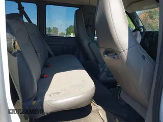 2018 Chevrolet Express Passenger LT z VIN 1GAZGPFG2J1332171, wystawiony jako IAAI lot #39459519 z przebiegiem 71 541 mil mil oraz . Historia ofert i sprzedaży dostępna na DreamBid. Obrazek 8.
