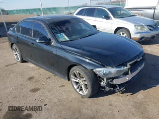 2013 BMW 3 Series 328i xDrive z VIN WBA3B3G51DNR80824, wystawiony jako IAAI lot #41902080 z przebiegiem 90 777 mil mil oraz . Historia ofert i sprzedaży dostępna na DreamBid. Obrazek 1.