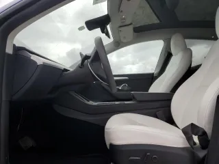 2023 Tesla Model Y Long Range z VIN 7SAYGDEE5PF787794, wystawiony jako Copart lot #55212605 z przebiegiem 30 277 mil mil oraz Szkoda całkowita • Salvage title. Historia ofert i sprzedaży dostępna na DreamBid. Obrazek 7.
