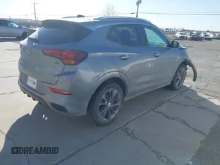 2023 Buick Encore GX Select z VIN KL4MMDSL6PB004194, wystawiony jako IAAI lot #41828298 z przebiegiem 44 515 mil mil oraz . Historia ofert i sprzedaży dostępna na DreamBid. Obrazek 4.