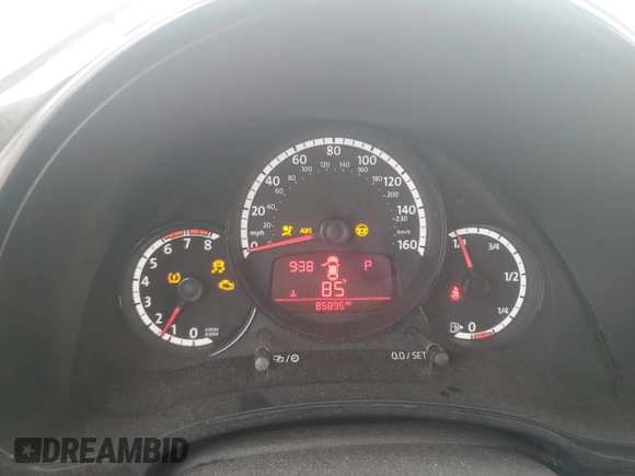 2014 Volkswagen Beetle Entry z VIN 3VWF17AT1EM638445, wystawiony jako Copart lot #62499104 z przebiegiem 85 895 mil mil oraz Szkoda całkowita • Salvage title. Historia ofert i sprzedaży dostępna na DreamBid. Obrazek 9.