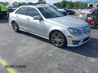 2013 Mercedes-Benz C 250 Sport z VIN WDDGF4HB2DR267951, wystawiony jako IAAI lot #42455608 z przebiegiem 126 576 mil mil oraz . Historia ofert i sprzedaży dostępna na DreamBid. Obrazek 1.