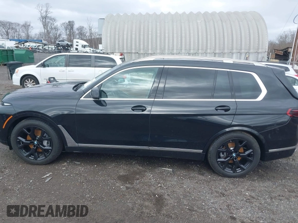 2025 BMW X7 xDrive40i z VIN 5UX23EM01S9Y67220, wystawiony jako IAAI lot #41722504 z przebiegiem 7 522 mil mil oraz . Historia ofert i sprzedaży dostępna na DreamBid. Obrazek 14.